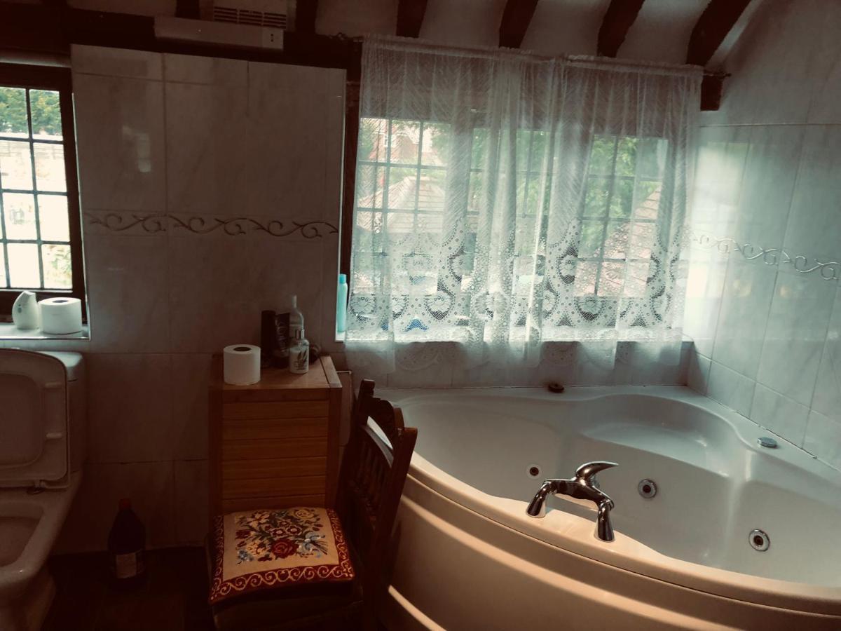 Tudor House - Double Room - Shared Bathroom Goff's Oak Eksteriør billede