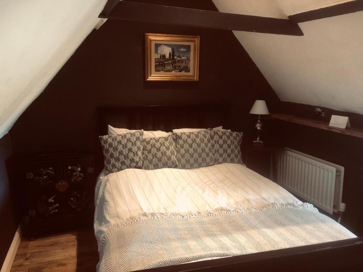 Tudor House - Double Room - Shared Bathroom Goff's Oak Eksteriør billede