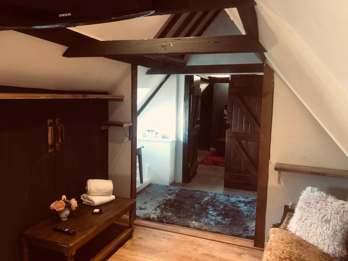Tudor House - Double Room - Shared Bathroom Goff's Oak Eksteriør billede