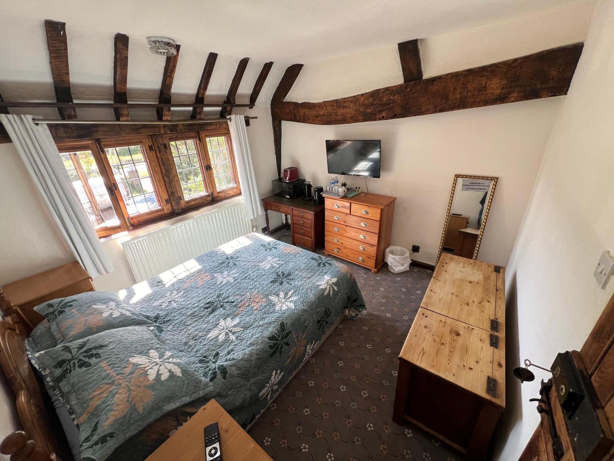 Tudor House - Double Room - Shared Bathroom Goff's Oak Eksteriør billede