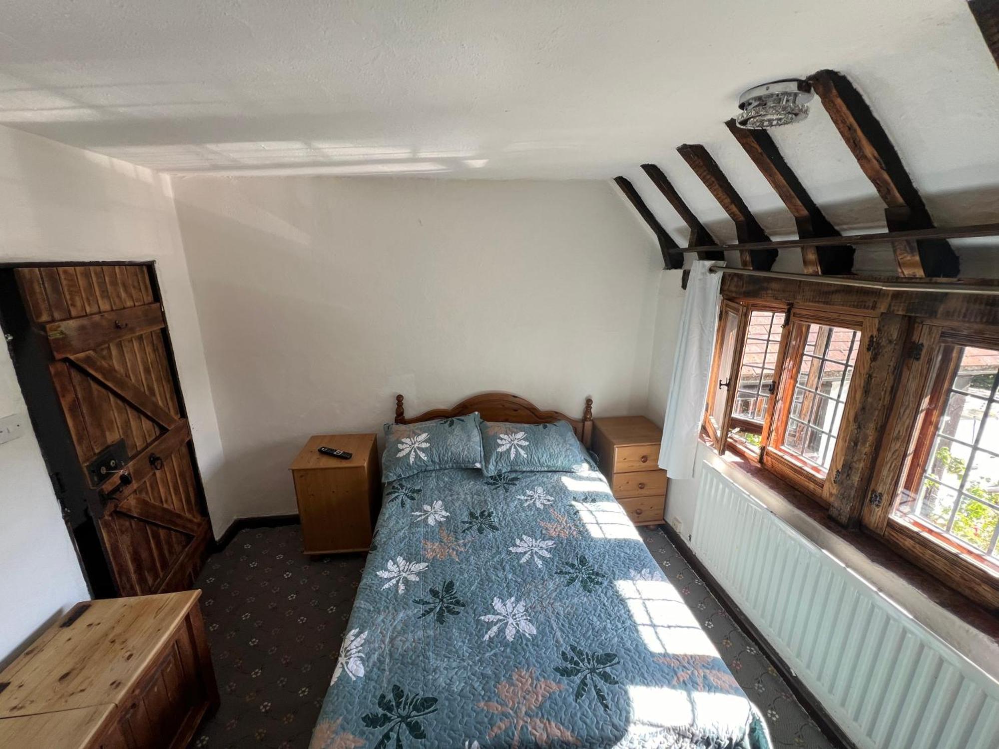 Tudor House - Double Room - Shared Bathroom Goff's Oak Eksteriør billede